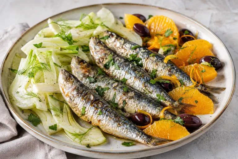 Sardinas al limón con hinojo, naranja y aceitunas